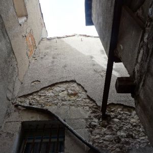 Mise en sécurité et blocage d'une façade en cour intérieure à Manosque